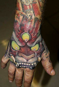 Tatuagem tradicional de leão Tang nas costas da mão
