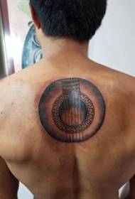 nugaros tatuiruotės vyrai berniukai juodai pilkos spalvos geometrinės tatuiruotės paveikslėlis ant nugaros