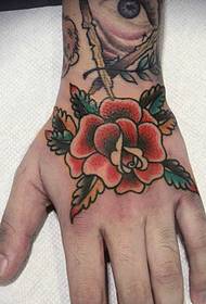 modello di tatuaggio floreale a colori a mano sul retro abbastanza accattivante
