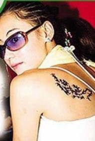Cecilia Cheungin tatuointitähti takana olevan mustan lohikäärmetatuointikuvan jälkeen
