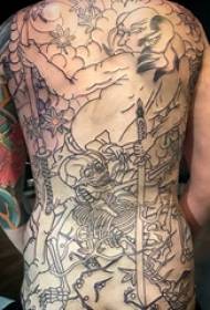 zréck tattooed männlecht Charakter op der Réck vun der schwaarzer Figur an Tattoo Bild