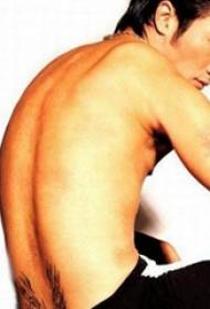 tatuaggio stella Nicholas Tse sul retro della foto tatuaggio ali nere