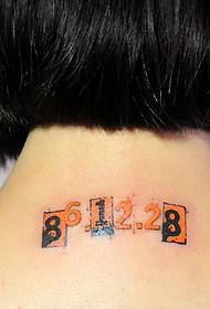 Tatuaje digital árabe tatuaje detrás del cuello de la niña