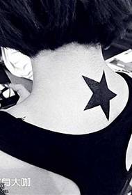 fem-stjernet tatoveringsmønster i nakken
