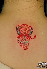 Dövme gösterisi çubuğu bir kadın boyun çizgi film fil dövme deseni önerilir