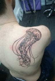 Tatu tatuiruotės medūzos berniukai ant juodos medūzos tatuiruotės paveikslo užpakalinės dalies