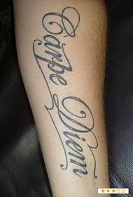 tatuazh Latin në pjesën e prapme të dorës