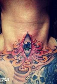 padrão de tatuagem de olho no pescoço