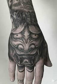 käden selkä peitetty perinteisellä pienellä Prajna-tatuointikuviolla
