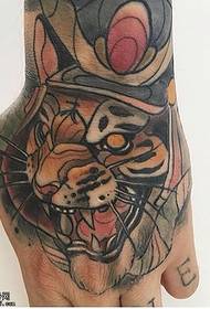 mão de volta tigre tatuagem padrão