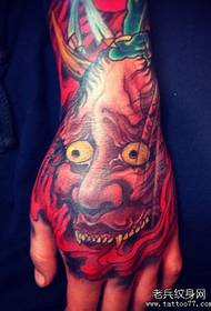tendência estilo mão é muito bonito, o padrão de tatuagem
