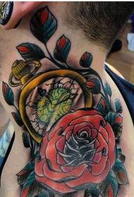 motepersonlighet mannlig nakke lekkert lommeur rose tatoveringsbilde