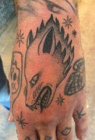 Tangan kembali tato tangan siswa laki-laki pada gambar tato kepala serigala hitam