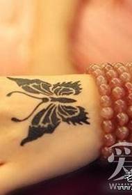 djeluje mala svježa leđna tetovaža leptira