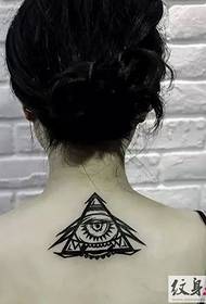 tatuagem preto e branco do olho de Deus