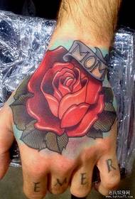 unha fermosa rosa na parte traseira da man da tatuaxe de flores
