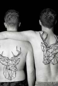 татуировка геометрического животного на спине мальчика татуировка на черном олене картинка
