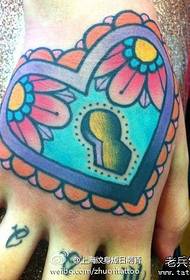 patrón de tatuaje de bloqueo de amor clásico de moda de regreso a mano