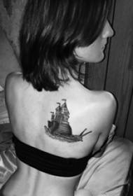 e ragazze nantu à a spalle di u puntu neru di a linea simplice geomettica di stampa di tatuaggio di vela