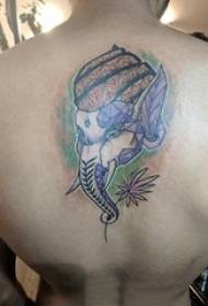 Tatuering som ett gudsmönster på baksidan av en pojke med en färgad elefanttatueringbild