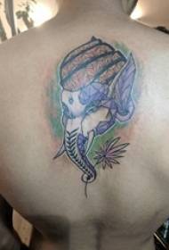 Tatuaggio come un modello di dio sul retro di un ragazzo con un tatuaggio colorato di elefante