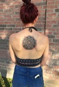 tattoo Back weiblech Meedchen op de Réck vun engem schwaarze Mandala Tattoo Bild