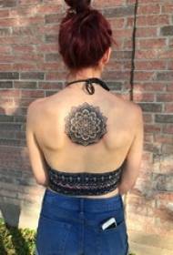 tattoo back فتاة أنثى على ظهر صورة وشم ماندالا سوداء