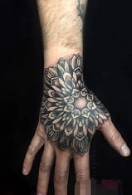 hannun baƙar fata da fari launin toka irin farashi mai ƙirar geometric element plant material flower tattoo hoto