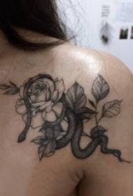 साध्या रेषांच्या काळ्या बिंदूंच्या मागे असलेल्या मुली फुलं आणि साप टॅटूची चित्रे लावतात