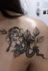 le ragazze sul retro di punti neri di linee semplici piantano fiori e immagini di tatuaggi di serpenti