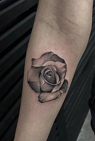un patrón de tatuaje de rosa de tinta en el dorso de la mano