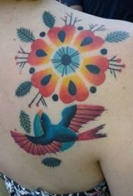 dekleta na hrbtu naslikane pobarvane preproste črte sadijo cvetje in slike ptic tetovaže