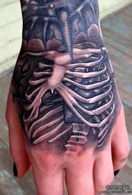 personalizirana tetovaža kostura na stražnjoj strani ruke
