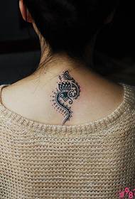 Foto de tatuaje de tótem de loto de moda hermosa mujer cuello
