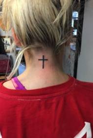 Tatuaje de cruz de rapaza pequena tatuaxe de cruz sinxela