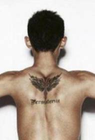 La stella del tatuaggio di Zhang Jike sul retro dell'aquila e le immagini del tatuaggio inglese