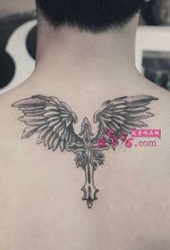 foto di tatuaggio creativo con ali incrociate sul retro del collo