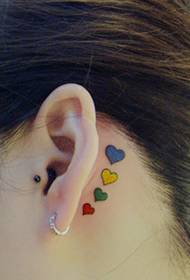 corak tatu cinta warna telinga gadis