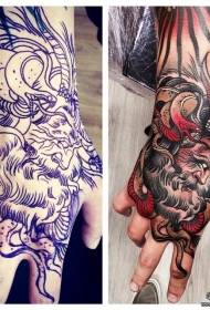 model de tatuaj de șarpe portret înapoi mâna
