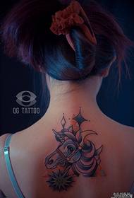 vzor tetování jednorožec na krku