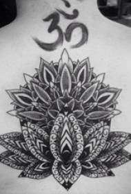 Nighean cùil tattooed air a ’chùl Dealbh tatù lotus dubh