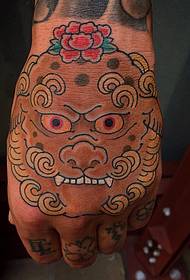 рука татуировки льва