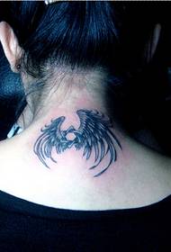 Lepo izgledajoča krila tatoo vzorec slika na vratu