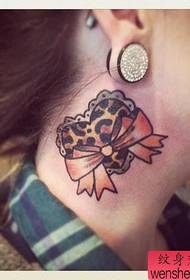 Meedchen Hals Bogen Leopard Léift Tattoo Muster