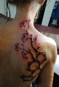 тетовирана женска девојка од задниот дел на обоената слика за тетоважа со цреша