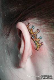 modello di tatuaggio corona piccola ed elegante ragazza orecchio