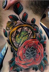 Persönlichkeit Junge Hals gut aussehende Taschenuhr Rose Tattoo Muster Bild