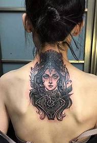 nek van het meisje achter de alternatieve tatoeage van de godin tattoo