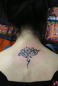 slika na stražnjem vratu visoka čista slika lotosove tetovaže