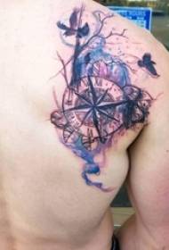 Τατουάζ πυξίδα ανδρών πίσω σε μια έγχρωμη εικόνα τατουάζ πυξίδα